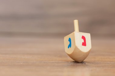 Hanukkah için sevinçler, Made ahşap. sevivon