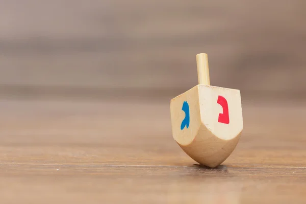 Hanukkah için sevinçler, Made ahşap. sevivon