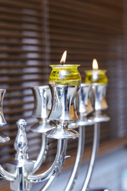 Gümüş Hanukkah Menorah ile zeytin yağı