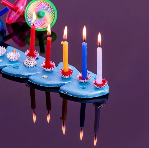 Bunte Menora mit Kerzen — Stockfoto