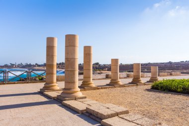 Caesarea - taş sütunlar - İsrail