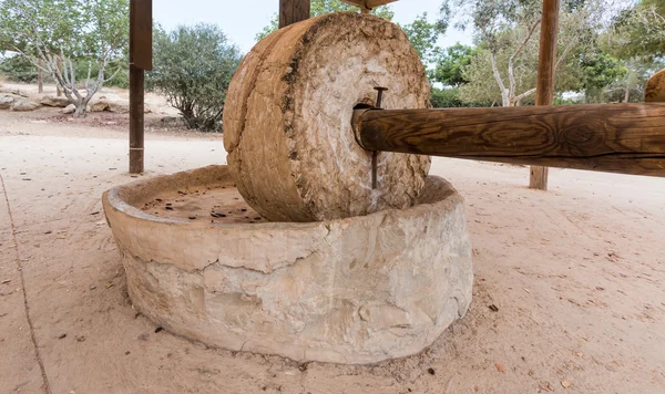 Molinillo de trigo de piedra Con postes de madera, utilizado para moler en la antigüedad — Foto de Stock