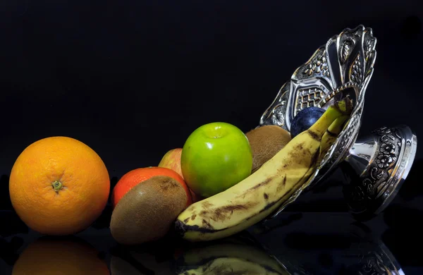 Meyve ile gümüş kase — Stok fotoğraf