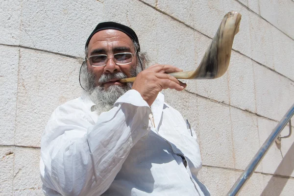 Adam shofar havaya uçurur. — Stok fotoğraf