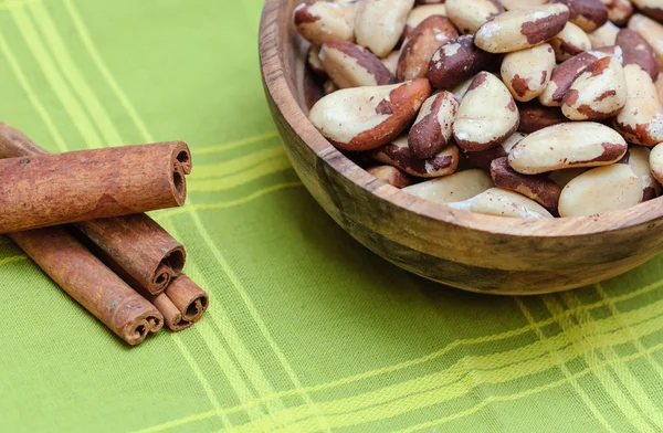 Brazilský ořech s dřevěná mísa — Stock fotografie