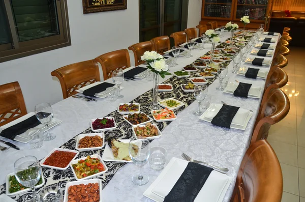 다양 한 샐러드와 안식일 테이블 — 스톡 사진