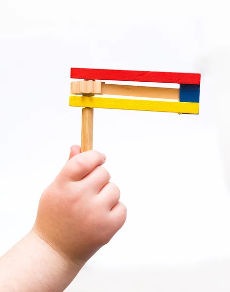 Van een kind hand met kleurrijke houten noisemaker Purim vakantie — Stockfoto