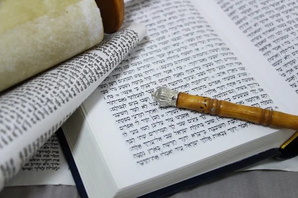 La Torah, la Bible, le parchemin et les fils sont revenus — Photo