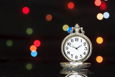 Noel ışıkları içinde belgili tanımlık geçmiş ile antika cep saati