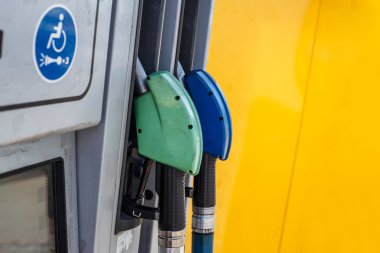 Bir benzin istasyonunda yakıt ikmali işleme