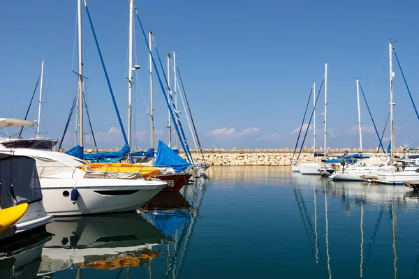 Hajók tükröződik a vízben. Herzliya Marina. Izrael — Stock Fotó