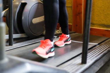 Spor salonunda çalışan