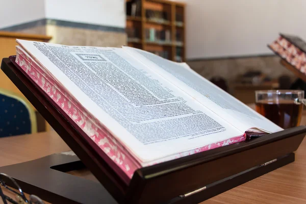 Изучение книги Талмуда, стендер Бейт Мидраш на иврите — стоковое фото