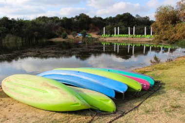 Göl kenarına renkli kayaklar