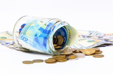 Yeni İsrail Şekeli banknotlar ile yeni 200 NIS yığını Cam Kavanoz