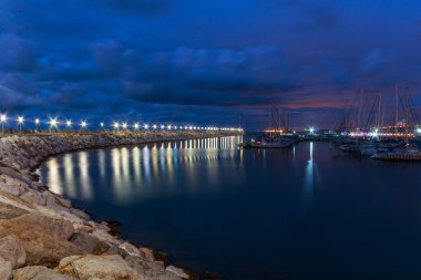 dalgakıran, gece Marinada bulutlu su ışıkları. Ashkelon. İsrail