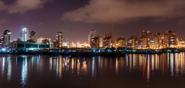 Işıklar denizde, gece Marinada Ashdod yansıtılır. İsrail
