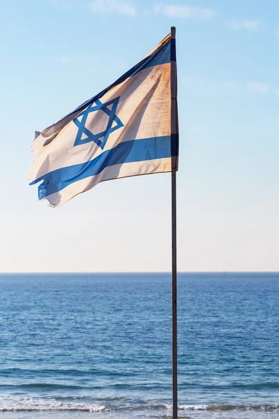 A bandeira israelense voando ao vento, em uma praia em Ashkelon — Fotografia de Stock