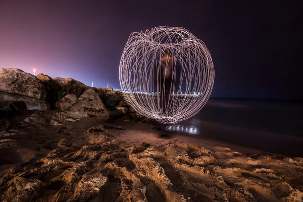 Prachtige verlichting, in een cirkel op het strand, — Stockfoto