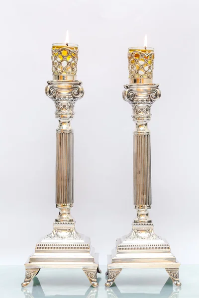 Candele dello Shabbat. Candelabri in argento con olio d'oliva. Sfondo chiaro — Foto Stock