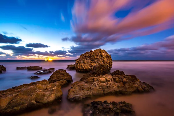 Enorme rotsblokken op het strand op een bewolkte dag — Stockfoto