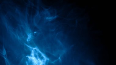 Şeffaf arkaplanda sis var. Mavi dumanlı sis dokusu. Soyut Bulut. Sisli sis resmi örtüyor