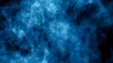 Şeffaf arkaplanda sis var. Mavi dumanlı sis dokusu. Soyut Bulut. Sisli sis resmi örtüyor