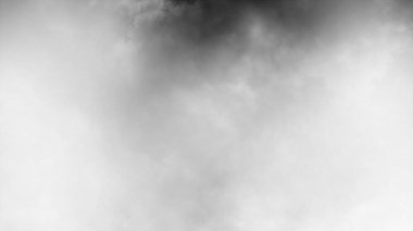 Şeffaf arkaplanda sis var. Mavi dumanlı sis dokusu. Soyut Bulut. Sisli sis resmi örtüyor