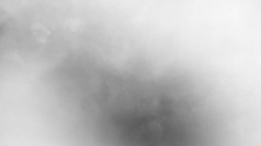 Şeffaf arkaplanda sis var. Mavi dumanlı sis dokusu. Soyut Bulut. Sisli sis resmi örtüyor