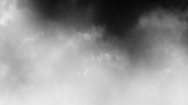 Şeffaf arkaplanda sis var. Mavi dumanlı sis dokusu. Soyut Bulut. Sisli sis resmi örtüyor