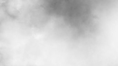 Şeffaf arkaplanda sis var. Mavi dumanlı sis dokusu. Soyut Bulut. Sisli sis resmi örtüyor