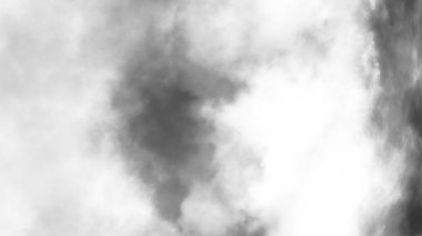 Şeffaf arkaplanda sis var. Mavi dumanlı sis dokusu. Soyut Bulut. Sisli sis resmi örtüyor