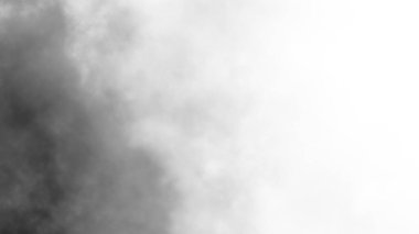 Şeffaf arkaplanda sis var. Mavi dumanlı sis dokusu. Soyut Bulut. Sisli sis resmi örtüyor