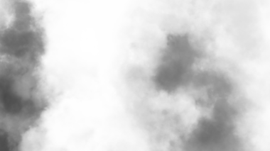 Şeffaf arkaplanda sis var. Mavi dumanlı sis dokusu. Soyut Bulut. Sisli sis resmi örtüyor