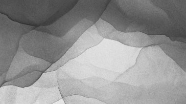 Bulutlu desenli ve aşınmış mermer efektli beyaz kağıda suluboya boya.