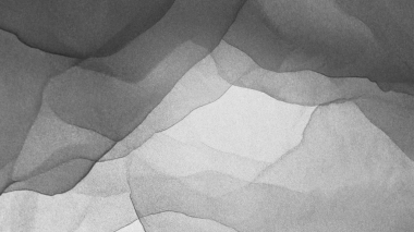 Bulutlu desenli ve aşınmış mermer efektli beyaz kağıda suluboya boya.