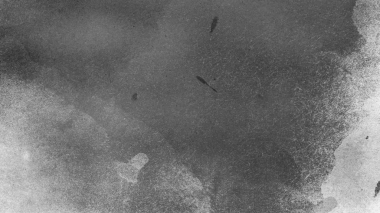 Bulutlu desenli ve aşınmış mermer efektli beyaz kağıda suluboya boya.