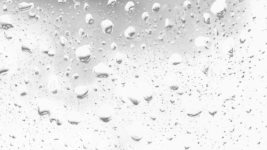 Islak cam. Su damlacıkları. Kapalı camlara yağmur damlaları düşer. Seçici odak siyah ve beyaz