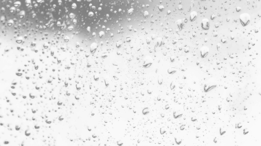 Islak cam. Su damlacıkları. Kapalı camlara yağmur damlaları düşer. Seçici odak siyah ve beyaz