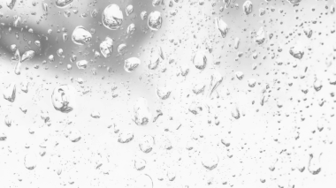 Islak cam. Su damlacıkları. Kapalı camlara yağmur damlaları düşer. Seçici odak siyah ve beyaz