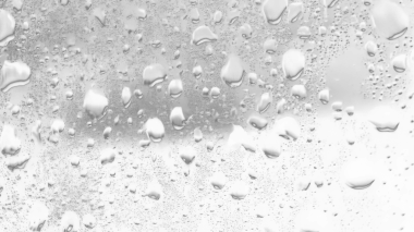 Islak cam. Su damlacıkları. Kapalı camlara yağmur damlaları düşer. Seçici odak siyah ve beyaz