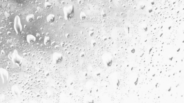 Islak cam. Su damlacıkları. Kapalı camlara yağmur damlaları düşer. Seçici odak siyah ve beyaz