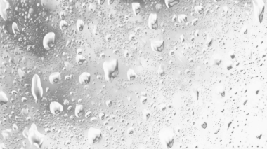 Islak cam. Su damlacıkları. Kapalı camlara yağmur damlaları düşer. Seçici odak siyah ve beyaz