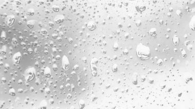 Islak cam. Su damlacıkları. Kapalı camlara yağmur damlaları düşer. Seçici odak siyah ve beyaz