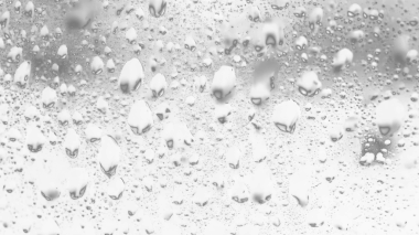 Islak cam. Su damlacıkları. Kapalı camlara yağmur damlaları düşer. Seçici odak siyah ve beyaz