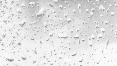 Islak cam. Su damlacıkları. Kapalı camlara yağmur damlaları düşer. Seçici odak siyah ve beyaz