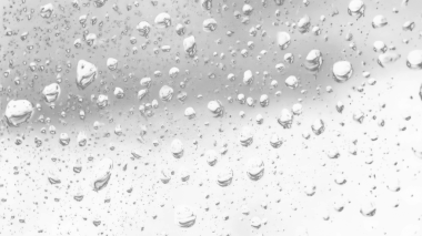 Islak cam. Su damlacıkları. Kapalı camlara yağmur damlaları düşer. Seçici odak siyah ve beyaz