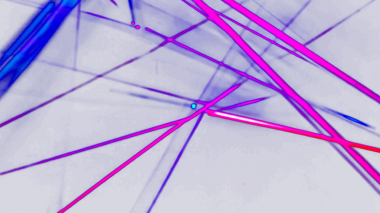 Neon mor ışık huzmeleri, parlak ultraviyole psikedelik soyut arka plan. Parlak çizgiler efekti