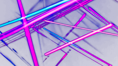 Neon mor ışık huzmeleri, parlak ultraviyole psikedelik soyut arka plan. Parlak çizgiler efekti