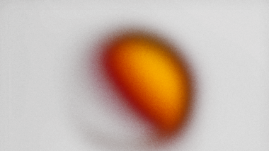 Retro film kaplama etkisi. Gradyan desen ışık sızıntısı alevi. Sıcak ateş tozla ışıldıyor